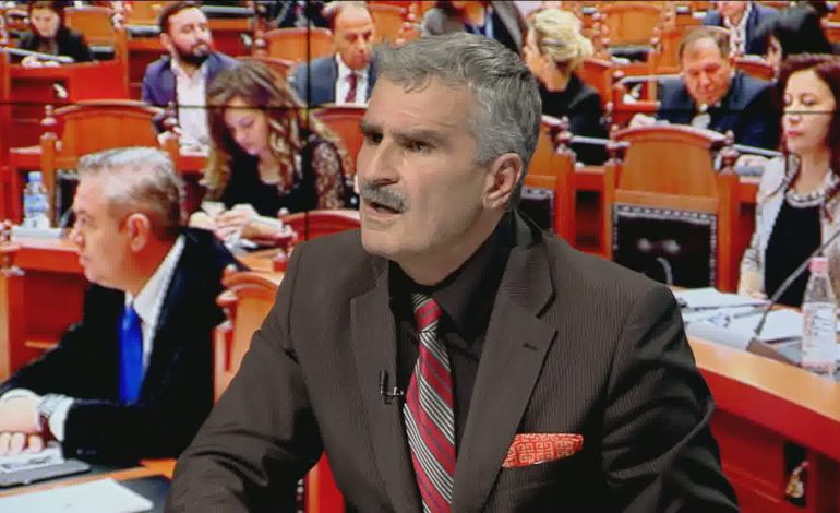 FOTOLAJM/ Nga Benzi “240-c”, Kujtim Gjuzi katër muaj deputet bëhet me Tuareg