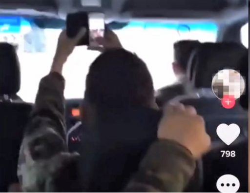 DEL VIDEO/ Ushtarët e Zvicrës me prejardhje shqiptare këndojnë këngën “Xhamadani vija vija…”