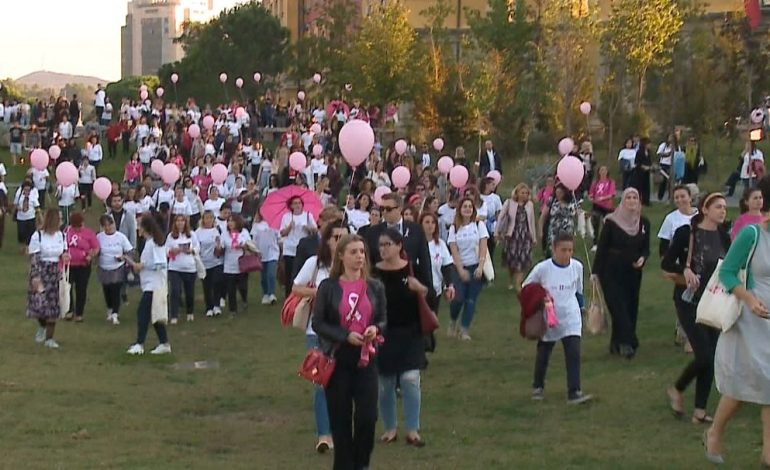 LUFTA NDAJ KANCERIT TË GJIRIT/ Marshimi në Tiranë për të ndërgjegjësuar gratë dhe vajzat