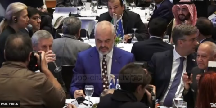 RAMA TAKON MITSOTAKIS/ Ja komenti që i bën kryeministri grek për kravatën (VIDEO)