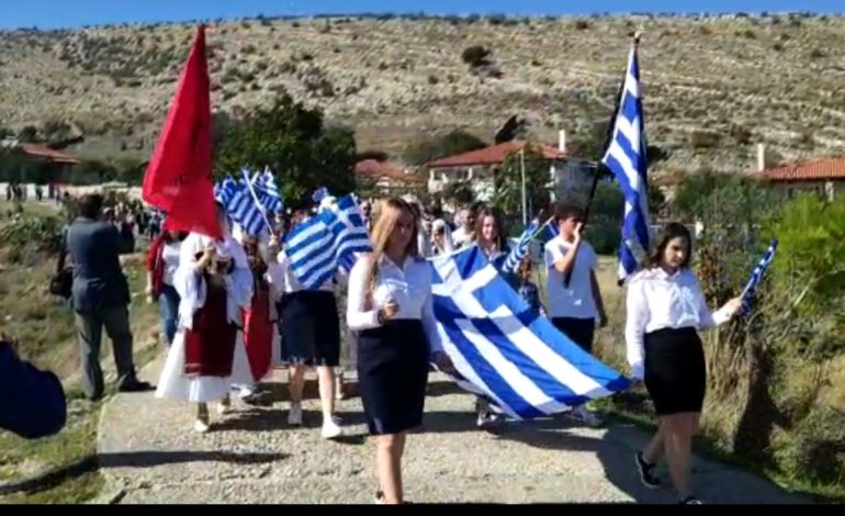 KACIFASIN SE DUAN AS GREKËT/ I dëbojnë nga ceremonia. Detajet e përplasjes, nëna: Ai dha jetën për Greqinë