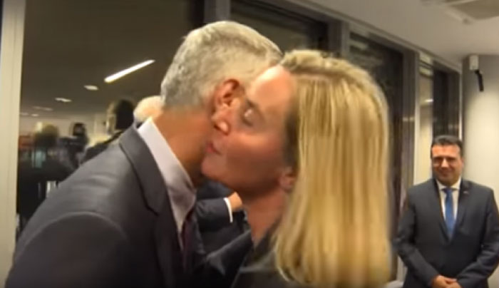 DARKA NË BRUKSEL/ Mogherini përqafohet me Thaçin, ndërhyn Vuçiç dhe e thumbon: Hashim, Federica… (VIDEO)