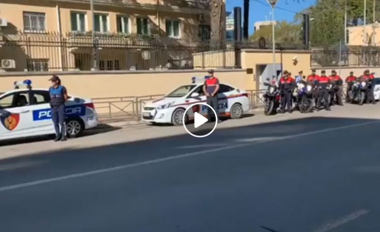SIRENAT E POLICISË NDEZUR/ Solidaritet me policët italianë që dhanë jetën në detyrë (VIDEO)