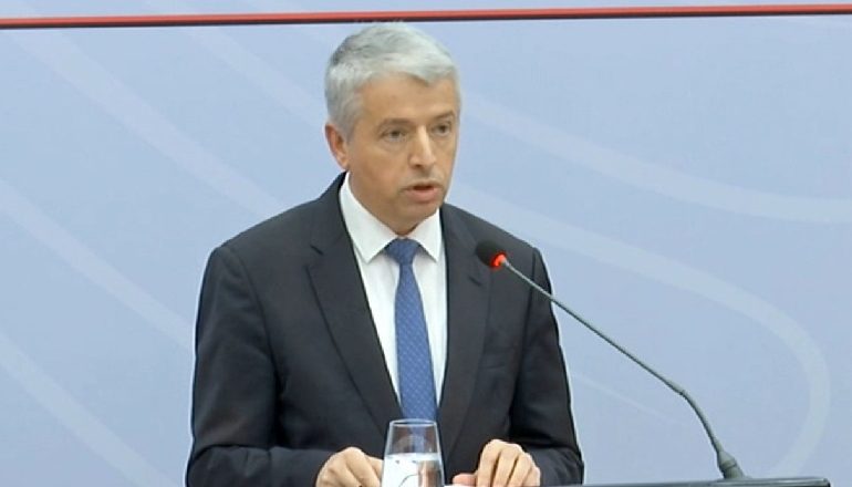 “KEQARDHJE PËR ATA QË E NDJEKIN NGA PAS RRITET DITA-DITË”/ Ministri i Brendshëm i përgjigjet Bashës: Ke në biografi Lazaratin. Je zhytur…