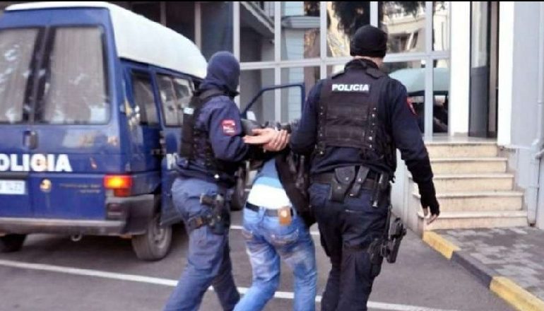 SHERRI ME THIKA DJE NË DURRËS/ Arrestohet autori i plagosjes së 19-vjeçarit