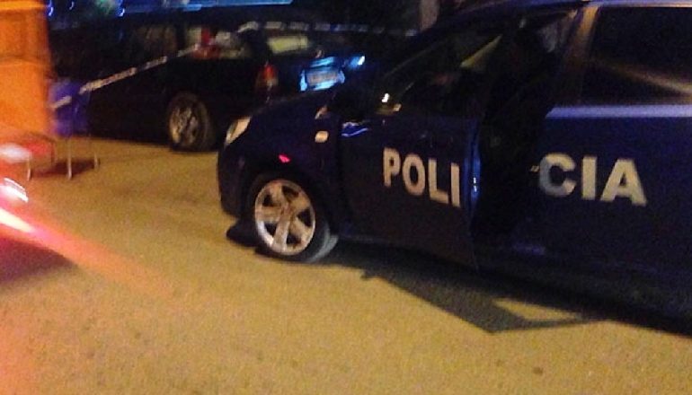 U KAP DUKE SHKATËRRUAR MAKINËN/ Policia i gjen drogë dhe 2 thika në çantë (EMRI)