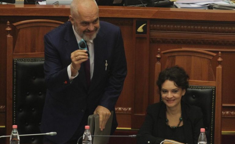 “SURPRIZË”/ Rama gjen një palë syze tek vendi i tij, reagimi tij shkakton të qeshura në Kuvend (FOTO)