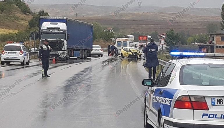 TJETËR AKSIDENT ME VDEKJE/ Trajleri përplas makinën me targa greke në Korçë