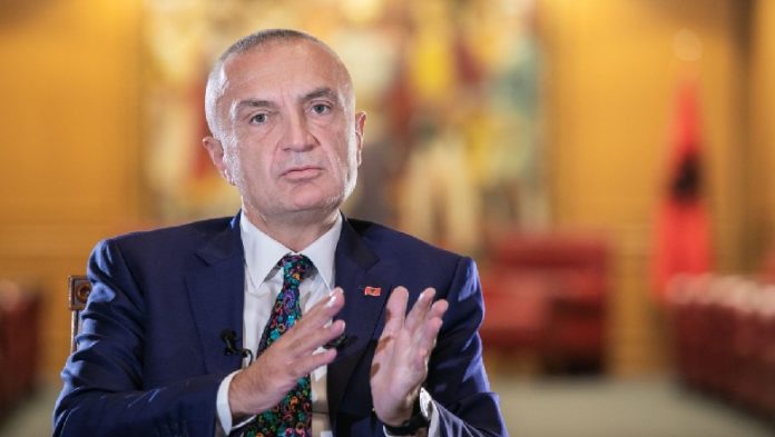 FOTOLAJM/ Uron Berishën për 75 vjetorin e lindjes, por shqipja e Ilir Metës të lë pa “frymë”