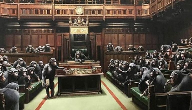 POLITIKA NË LONDËR/ “Parlamenti i Zhdukur” me shimpanze i Banksy-t, shitet për 11.1 milion euro