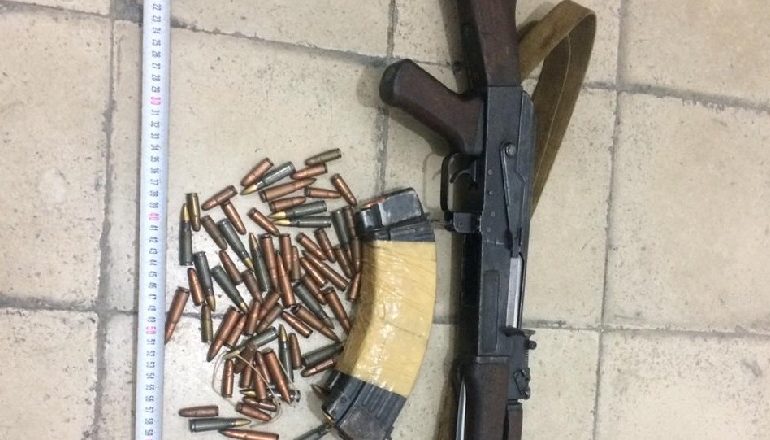 DROGË, ARMË, MUCIONE DHE DYLBI NATE/ Arrestohen i riu në Kurbin, nën hetim një tjetër