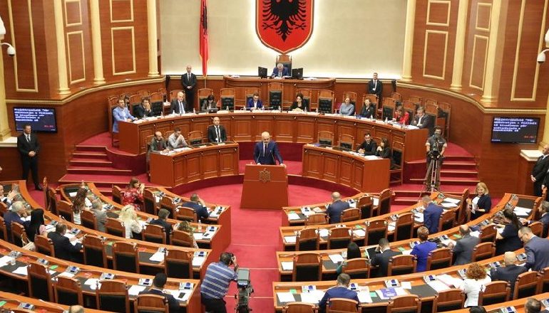 RAMA POSTON FOTON/ Shqipëria një nga dhjetë qeveritë me ekuilibrin më të lartë gjinor në botë