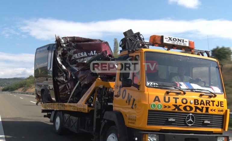 E RËNDË/ Furgoni i udhëtarëve përplaset me kamionin në autostradën e Kosovës, vdesin dy persona nga Tirana (VIDEO)