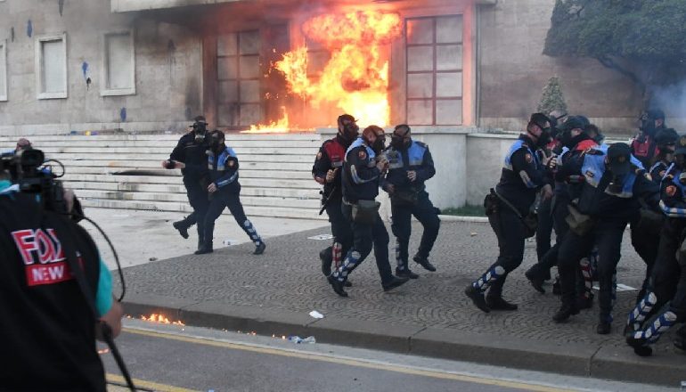 DOGJËN MANDATE DHE INSTITUCIONET/ Deputetët e opozitës shpërblehen 220 milionë lekë (FOTO)