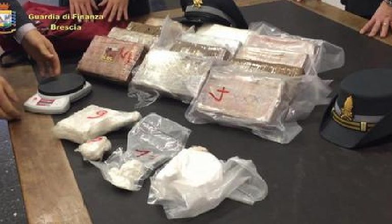 KAPEN 157 KILOGRAM KANABIS DHE KOKAINË NË ITALI/ 32 në pranga. Mediat: Droga vinte nga Shqipëria dhe…