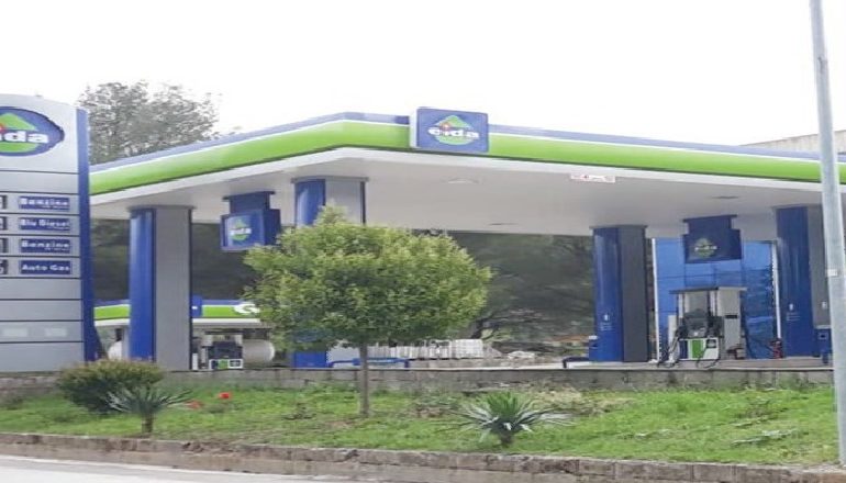 HETOHET PËR “HEQJE TË PALIGJSHME TË LIRISË”/ Oligarku i naftës dhunon e merr peng pronarin e një karburanti