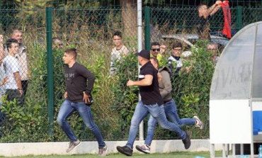"KOSOVA ËSHTË SHQIPËRI"/ Ja si tre tifozë kuqezi tërbuan serbët në miqësoren Brescia-Vojvodina