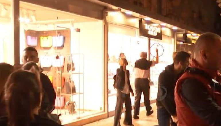 U NXORI GISHTIN E MESIT PROTESTUESVE TË ASTIRIT/ Ambasadori i OSBE ndjesë publike: Respektoj protestat paqësore