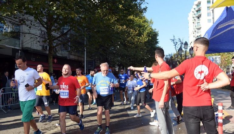 VRAPUESI I VEÇANTË NË MARATONËN E TIRANËS/ 82-vjeçari udhëtoi nga Anglia për t’u bërë pjesë e saj