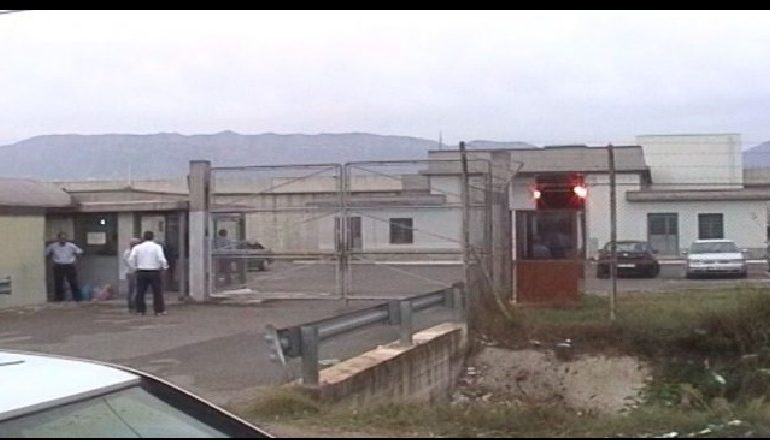VRASJA HORROR E KËRCËNIM PËR TERRORIZËM/ Kush është “KILLERI” që dha alarmin fals për bombë ndaj gjyqtarit