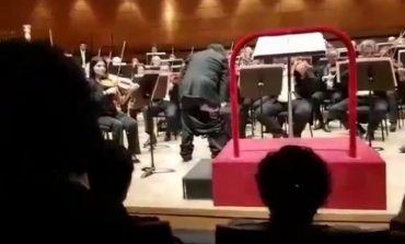 ISHTE DUKE DREJTUAR ORKESTRËN/ Dirigjentit kinez i bien pantallonat gjatë performancës, muzikantët... (VIDEO)