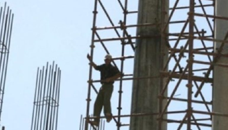 VDEKJA E PUNËTORIT NË GOLEM/ Arrestohet përfaqësuesi i firmës, në kërkim administratori dhe drejtuesja teknik