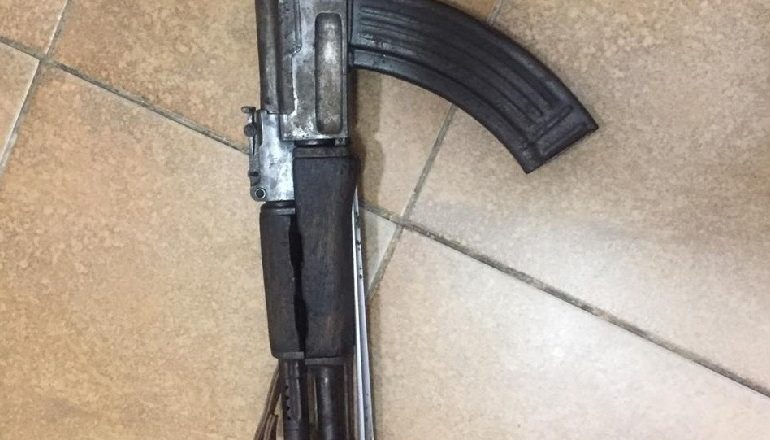 ARMË, DROGË DHE MUNICION LUFTARAK/ Arrestohen pesë persona në Mirditë