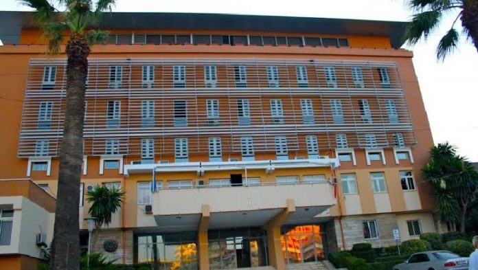 TJETËRSUAN PRONAT NË GJIRIN E LALZIT/ Shoqërohen gjatë natës 17 punonjës të Agjencisë Shtetërore të Kadastrës