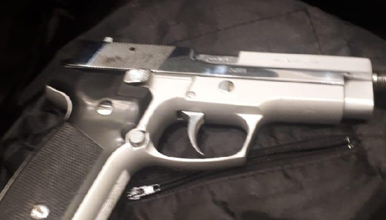 INATE TË MBARTURA/ Pasi e përplasi me makinë, i riu ndjek nga pas më armë në dorë 23-vjeçarin