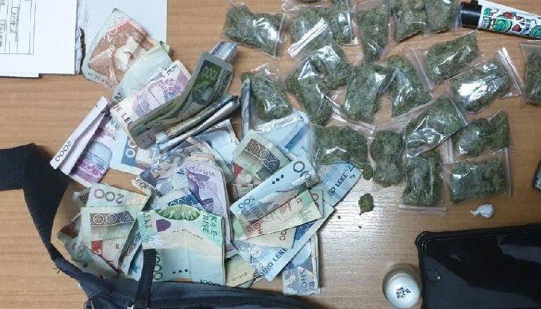 KOKAINË DHE LEKË/ Si u kap në befasi nga policia shpërndarësi i drogës