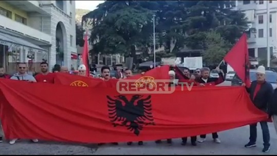 ANTI PROTESTË NDAJ EKSTREMISTËVE GREKË NË GJIROKASTËR/ Mos lejoni veprimet antishqiptare (VIDEO)