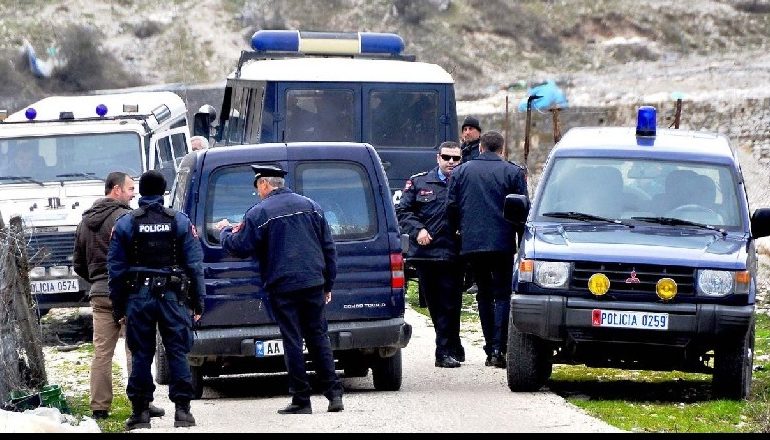 U KONFLIKTUAN PËR PRONËN/ Tre vëllezër kuksianë bëjnë për spital babë e bijë! Arrestohen nga policia