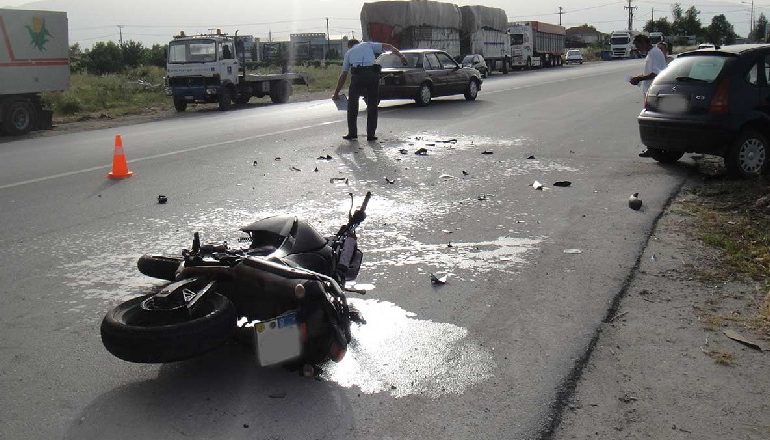 E FUNDIT/ Makina përplas motoçikletën në Elbasan, plagosen dy drejtuesit