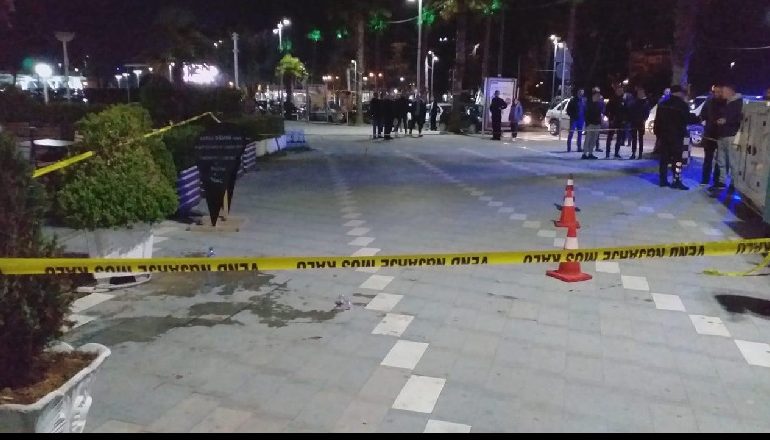 “KALON ME MAKINË TEK TOKA IME”/ 44-vjeçari plagos me thikë kushëririn pas sherrit për pronën (EMRI)