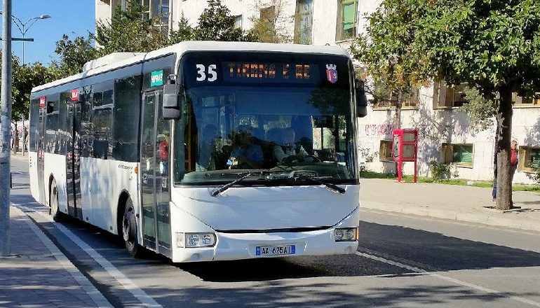 “FUNDI I TELENOVELËS SË SKIFTERAVE”/ Dy hajdutët e “pagdhenur” në autobusat e Tiranës! Njëri në pranga, 65-vjeçari në kërkim