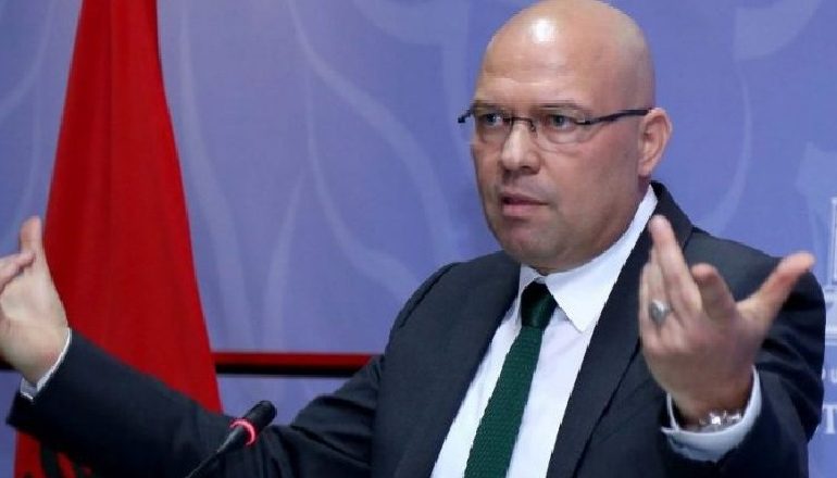 “NUK KISHIN ARDHË LEKËT”/ Ylli Manjani denoncon se BABI i tij s’ka marrë pensionin, por DUKUMENTI e nxjerr “blof”