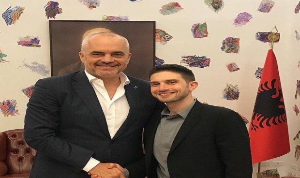 POSHTË “SIPËRFAQES”, GJALLON RACIZËM/ Djali i Soros reagon për “Jo-në” e negociatave: Europa ta pranojë që vuan nga Albanofobia!