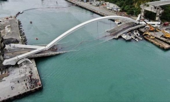 PAMJE TË FRIKSHME/ Shembet ura 140 metra e gjatë, disa persona të plagosur, 11 të zhdukur