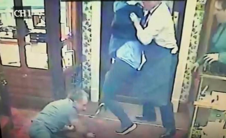 “U FUT PËR TË GRABITUR”/ 29-vjeçarin e kapin “mat” brenda një shtëpie. Përleshje me thikë, policët shpëtojnë kolegun