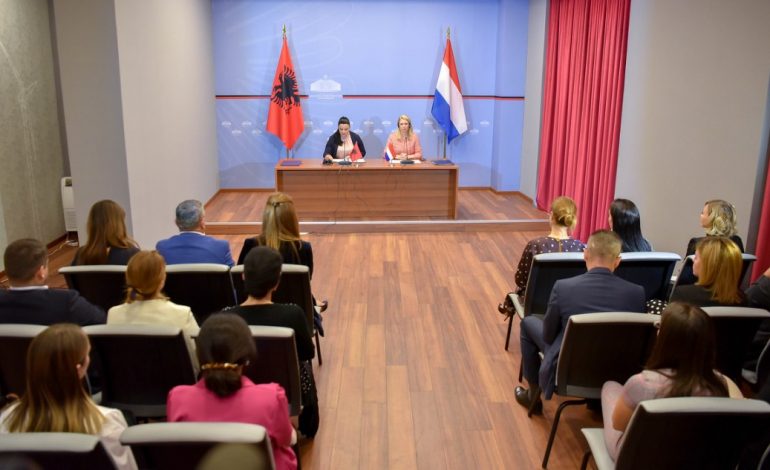 GARANTIMI I INTEGRITETIT/ Balluku dhe ambasadorja Altes firmosin memorandumin e bashkëpunimit: Udhërrëfyes për…
