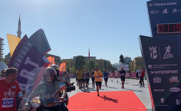 “IA DEDIKOI TË PREKURVE NGA TËRMETI”/ Veliaj përfundon Maratonën e tij në Tirana 10K, ja koha që realizoi