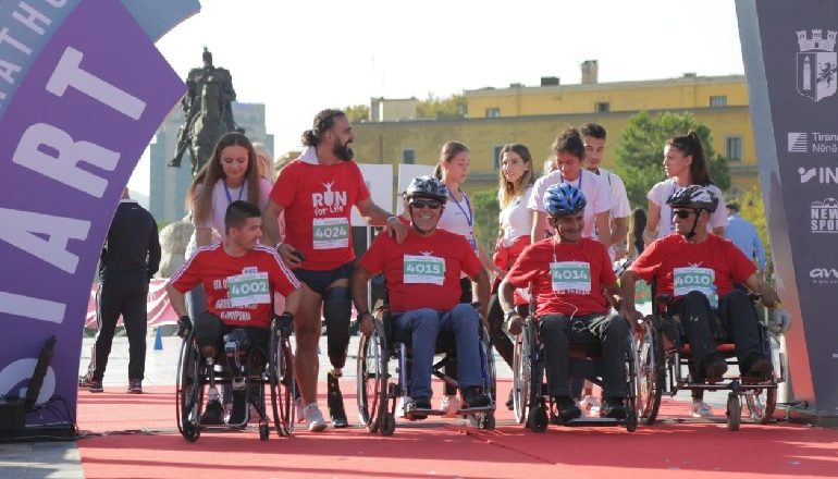 MARATONA E TIRANËS/ Veliaj ironizon Metën për zgjedhjet: Shqipëria e së ardhmes vrapoi në shesh, ajo e së shkuarës nuk e di ku ishte