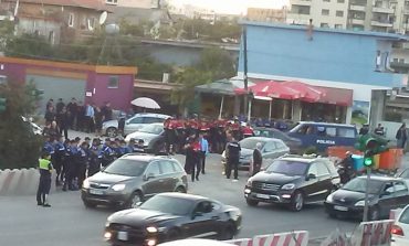 DEL VIDEO/ Momenti kur Basha u del para makinave dhe bllokon rrugën te 'Astiri', banorët e duartrokasin