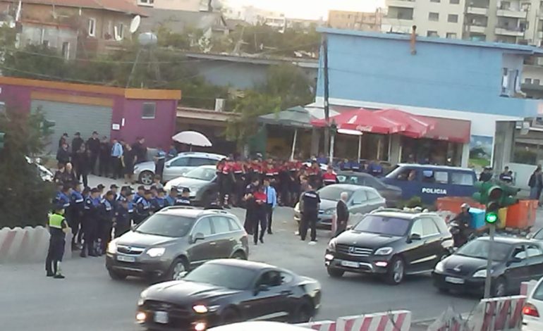 DEL VIDEO/ Momenti kur Basha u del para makinave dhe bllokon rrugën te ‘Astiri’, banorët e duartrokasin