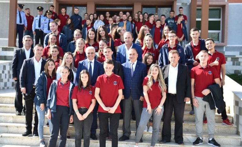 BASHKËBISEDIM ME GJIMNAZISTËT/ Ministri Lleshaj në Tepelenë: Të kontribuojmë që shoqëria mos të prodhoje krim