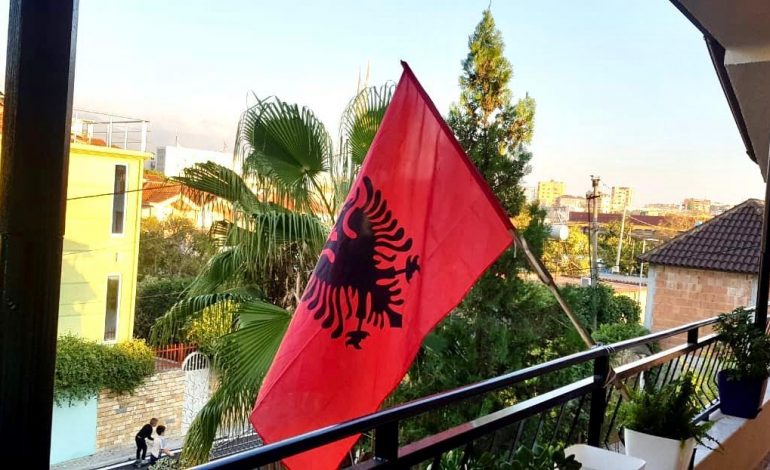 “NJË BALLKON, NJË FLAMUR”/ Nisma e Bashkisë së Tiranës për festat kombëtare