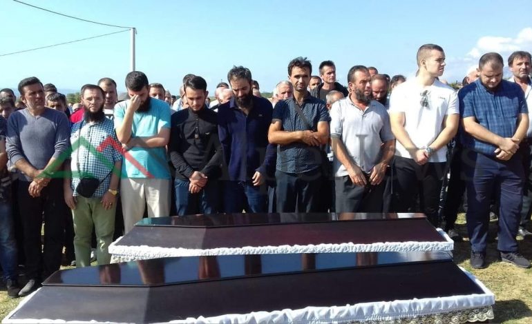 EKSKLUZIVE/ Masakra e TREFISHTË në Klos, dalin pamjet e varrimit: Zoti ynë na largo nga sherri në familje…