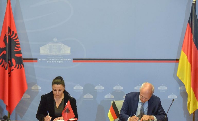 SHQIPËRI-GJERMANI/ Balluku dhe ambasadori Zingraf firmosin dy marrëveshje të rëndësishme në sektorin e ujit