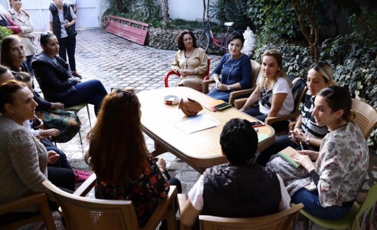 PO NDJEK STRATEGJINË E ERDOGAN? Monika Kryemadhi i shkon në shtëpi banorëve të Astirit: Nuk ju lëmë në… (FOTO)