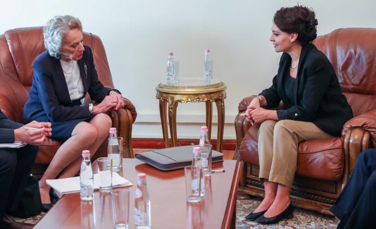 “ADMINISTRIMI I ZGJEDHJEVE”/ Spiropali pret në zyrë shefen e misionit të OSBE/ODIHR: E falenderova për mbështetjen… (FOTO)